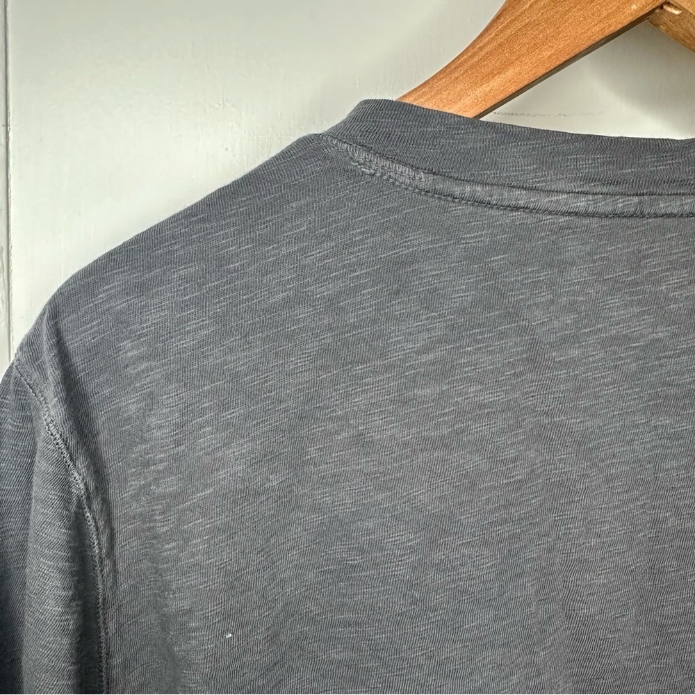 Vineyard Vines Men's Dark Gray Long Sleeve Henley small three button - Picture 6 of 7
